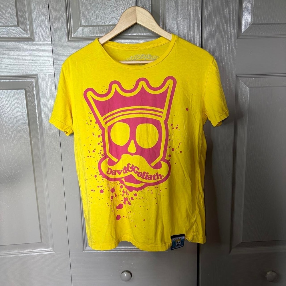 David and Goliath Staff Shirt Yellow Pink Skull Crown Graphic Tee Womens Medium